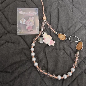 Bijou de téléphone Labubu Happiness- Big Into Energy Series photo review